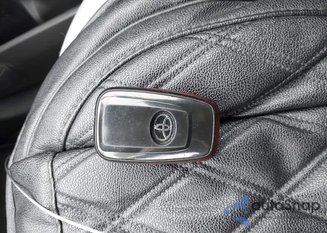 2020 Toyota Rav4 Xle z USA, uszkodzony, nr VIN JTMP1RFV0LD529822